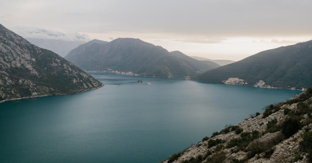 découvrez le monténégro, une destination fascinante des balkans, avec ses paysages à couper le souffle, ses plages idylliques et son riche patrimoine culturel. explorez les majestueuses montagnes, les charmants villages médiévaux et la vibrante ville de kotor, tout en profitant d'activités nautiques et de découvertes gastronomiques.