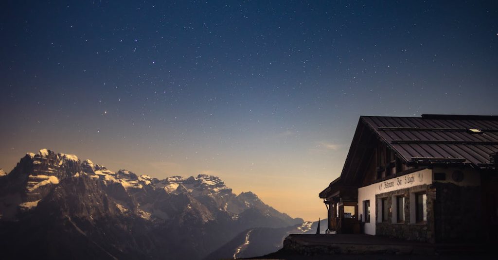 découvrez notre refuge de montagne, un havre de paix niché au cœur des paysages alpins. profitez d'une expérience unique en pleine nature, avec des hébergements confortables et un accès facile aux sentiers de randonnée, tout en savourant une cuisine locale authentique.