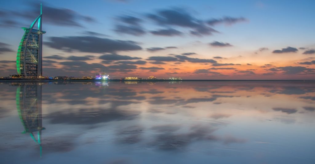 découvrez dubaï, la ville emblématique des émirats arabes unis, où modernité et tradition se rencontrent. explorez ses gratte-ciels prestigieux, ses centres commerciaux luxueux et ses plages paradisiaques, tout en savourant une cuisine variée et en profitant d'activités palpitantes.