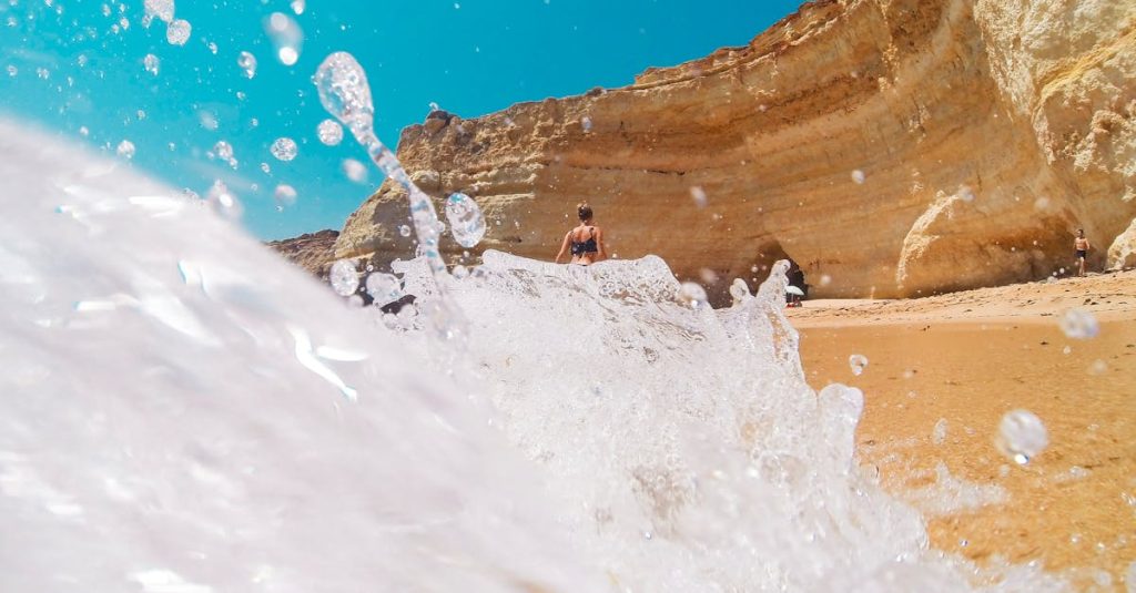 découvrez l'algarve, une région ensoleillée du portugal, célèbre pour ses plages dorées, ses paysages pittoresques et sa riche culture. explorez des falaises spectaculaires, savourez une cuisine délicieuse et plongez dans l'histoire fascinante de ses villages. l'algarve, une destination idéale pour des vacances inoubliables!