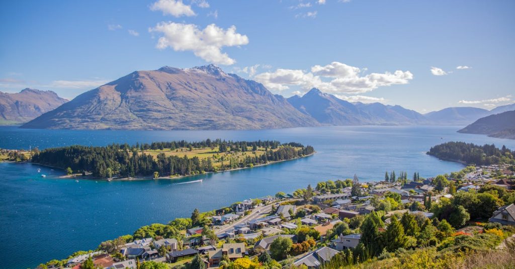 Les alpes du sud : 9 lieux à ne pas manquer découvrez les alpes du sud, une région montagneuse spectaculaire offrant des paysages à couper le souffle, des activités de plein air passionnantes et une riche culture locale. explorez ses vallées, ses sommets enneigés et laissez-vous séduire par la beauté naturelle de cet environnement préservé.