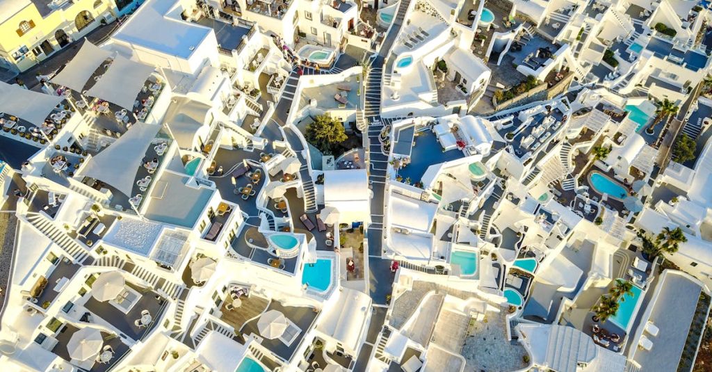 découvrez les cyclades, un archipel enchanteur de la mer égée, célèbre pour ses paysages à couper le souffle, ses plages de sable fin, et ses charmants villages aux maisons blanches. plongez dans la culture grecque, savourez la cuisine locale et explorez des trésors historiques sur ces îles paradisiaques.