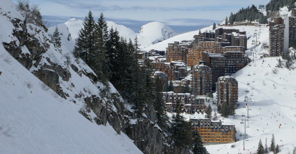 Organiser un séjour à avoriaz : 10 conseils incontournables découvrez avoriaz, une station de ski emblématique des alpes françaises, offrant un paysage époustouflant, des pistes variées et une ambiance chaleureuse. profitez d'activités de montagne, de restaurants savoureux et d'une architecture unique qui favorise le développement durable. que vous soyez skieur débutant ou expert, avoriaz est la destination idéale pour des vacances inoubliables en famille ou entre amis.