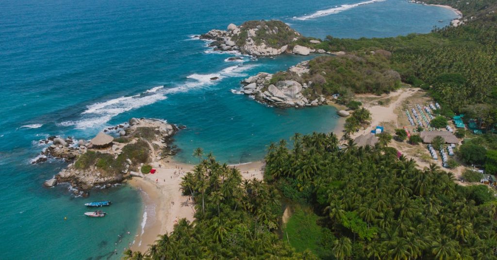 Parc Tayrona : tout savoir pour réussir sa visite découvrez tayrona, un parc national en colombie qui offre une biodiversité incroyable, des plages paradisiaques et des sentiers de randonnée parmi la nature luxuriante. un endroit idéal pour les amoureux de l'aventure et de la tranquillité.