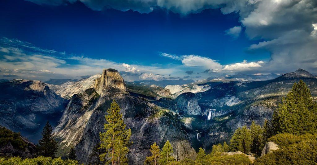 découvrez yosemite, un parc national emblématique des états-unis, réputé pour ses paysages à couper le souffle, ses falaises majestueuses, ses cascades impressionnantes et sa biodiversité unique. idéal pour les amoureux de la nature, yosemite offre des sentiers de randonnée, des panoramas époustouflants et des activités en plein air inoubliables.