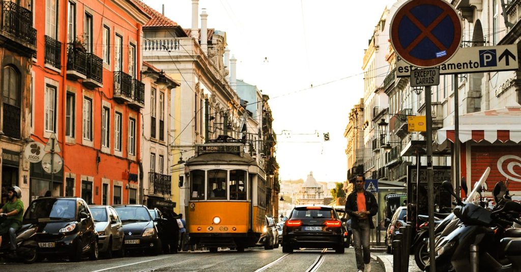 découvrez lisbonne, la fascinante capitale portugaise, où l'histoire rencontre la modernité. explorez ses rues colorées, ses monuments emblématiques et profitez d'une gastronomie savoureuse au cœur de l'europe. une destination incontournable pour les amateurs de culture et d'aventure.