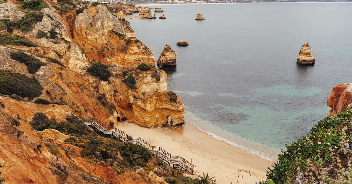 découvrez l'algarve, région ensoleillée du portugal, célèbre pour ses plages dorées, ses falaises spectaculaires et son atmosphère pittoresque. explorez des villages charmants, savourez une cuisine délicieuse et profitez d'activités en plein air dans ce coin de paradis méditerranéen.