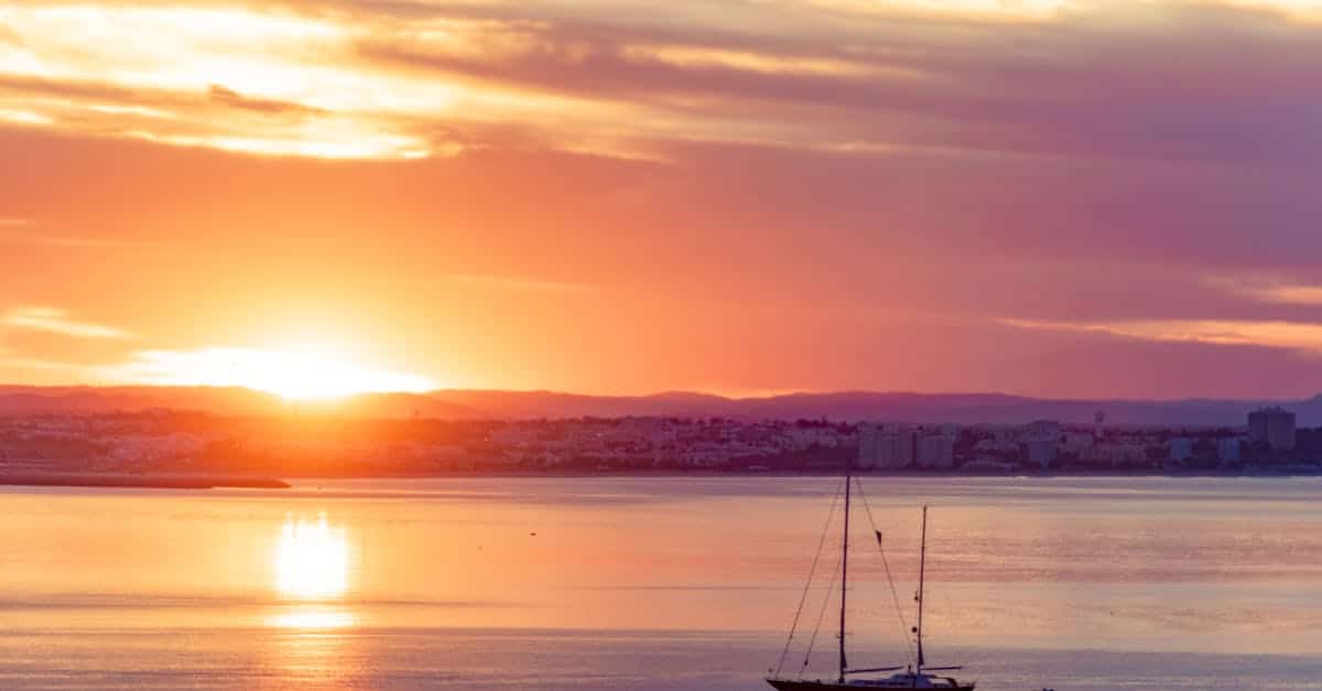 découvrez l'algarve, région ensoleillée du portugal, célèbre pour ses plages dorées, ses falaises spectaculaires et sa cuisine délicieuse. un véritable paradis pour les amoureux de la nature et les passionnés d'histoire, l'algarve vous invite à explorer ses charmants villages, ses parcs naturels et ses activités en plein air.