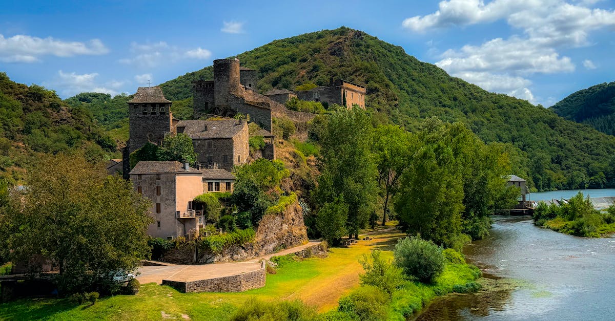 découvrez l'aveyron, une région au patrimoine riche et au paysage varié, idéale pour les amoureux de la nature et de l'histoire. entre villages médiévaux, gorges spectaculaires et gastronomie locale, laissez-vous séduire par ses trésors cachés et ses traditions authentiques.
