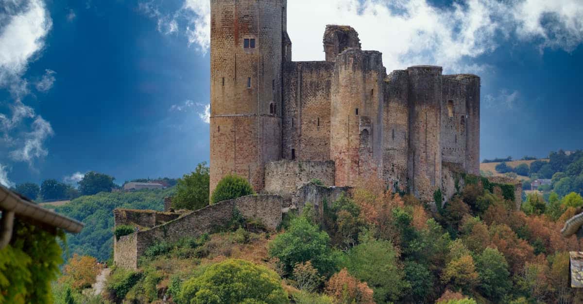 découvrez l'aveyron, une région pittoresque du sud de la france, réputée pour ses paysages magnifiques, ses villages médiévaux, et sa gastronomie riche. explorez des sites emblématiques tels que le viaduc de millau et la cité de rodez, tout en profitant d'activités en pleine nature et d'une culture authentique.