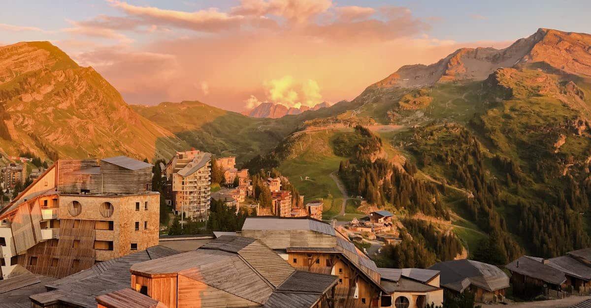 découvrez avoriaz, une station de ski unique en son genre, située dans les alpes françaises. profitez de paysages à couper le souffle, d'activités variées tant en été qu'en hiver, et d'un cadre sans voitures. avoriaz, c'est la destination idéale pour des vacances en famille ou entre amis, avec un accès direct aux pistes et une ambiance chaleureuse.