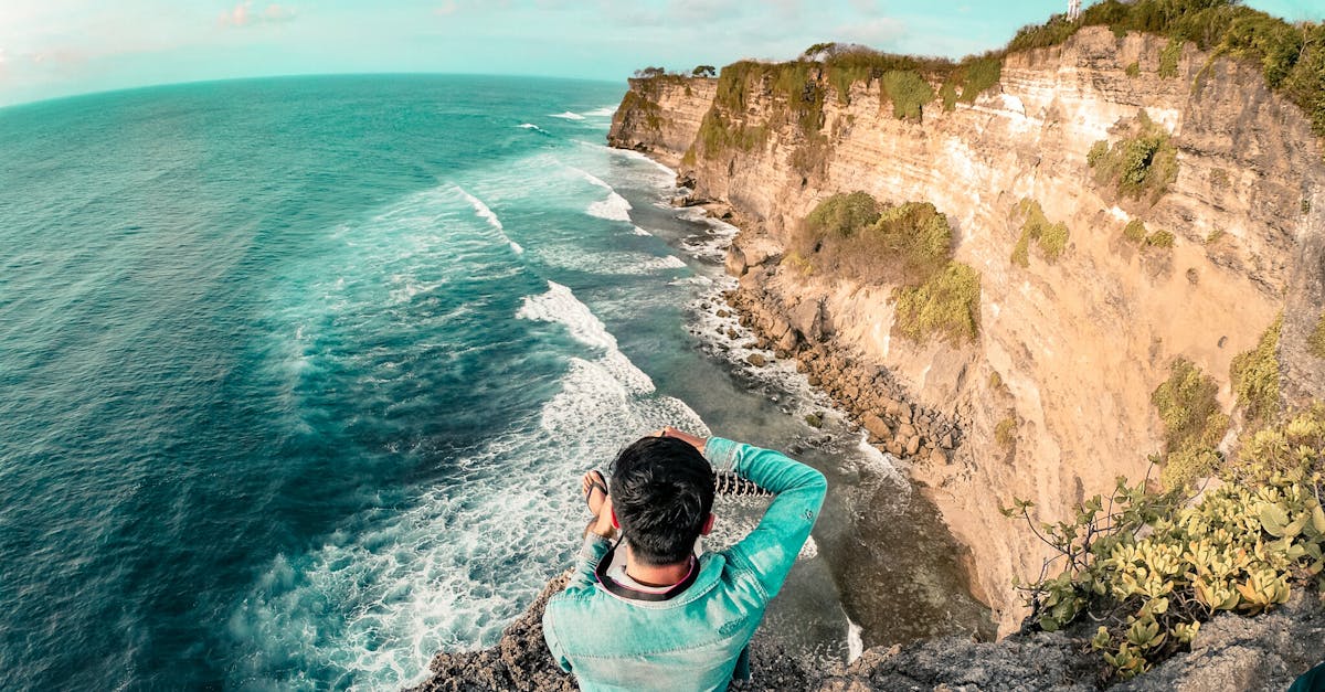 découvrez bali, l'île paradisiaque d'indonésie, célèbre pour ses plages de sable blanc, ses rizières en terrasses et sa culture riche. explorez les temples majestueux, savourez une cuisine délicieuse et profitez d'une atmosphère zen avec des retraites de yoga au cœur de paysages enchanteurs.
