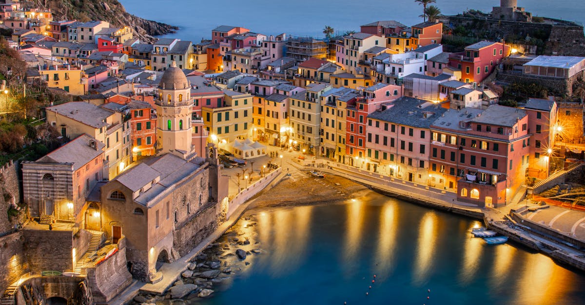 découvrez les cinque terre, un joyau de la côte ligure en italie, célèbre pour ses villages colorés, ses paysages à couper le souffle et ses sentiers de randonnée. profitez de la gastronomie locale, des plages ensoleillées et de l'hospitalité italienne dans ce parc national classé au patrimoine mondial de l'unesco.