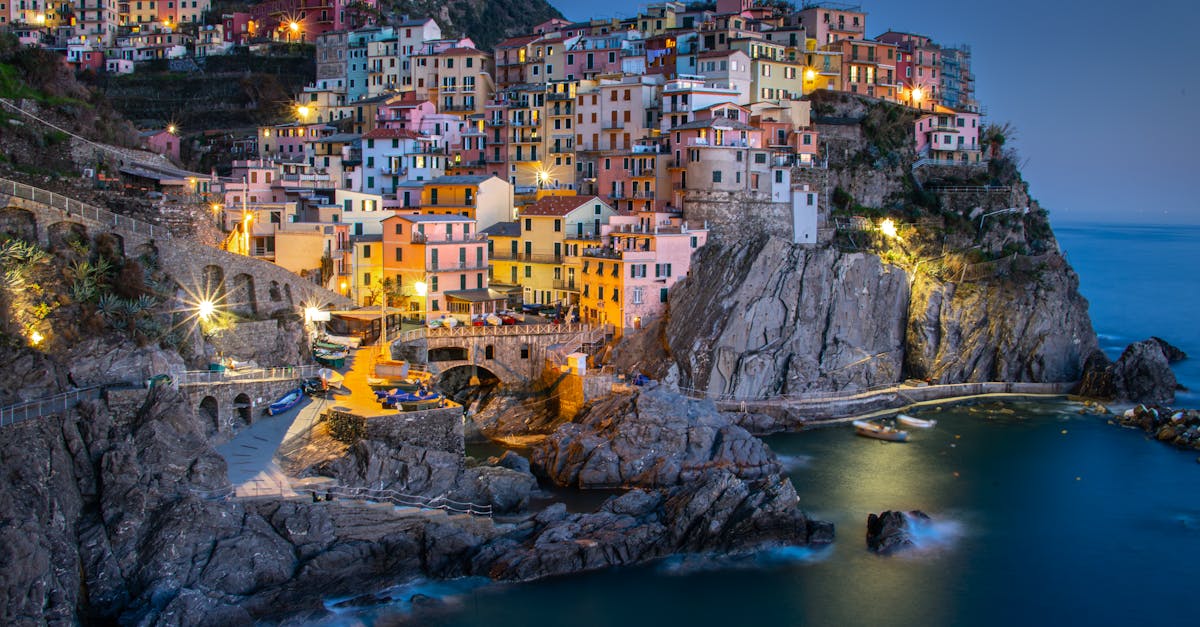 découvrez les cinque terre, un ensemble de cinq villages pittoresques nichés le long de la côte italienne, célèbres pour leurs paysages à couper le souffle, leurs sentiers de randonnée idylliques et leur délicieuse cuisine locale.