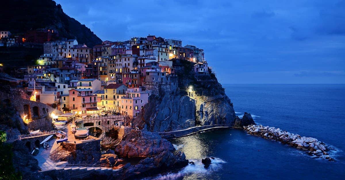découvrez les cinque terre, un enchanteur ensemble de cinq villages côtiers colorés en italie, offrant des paysages à couper le souffle, des sentiers de randonnée pittoresques, et une délicieuse cuisine méditerranéenne à savourer.