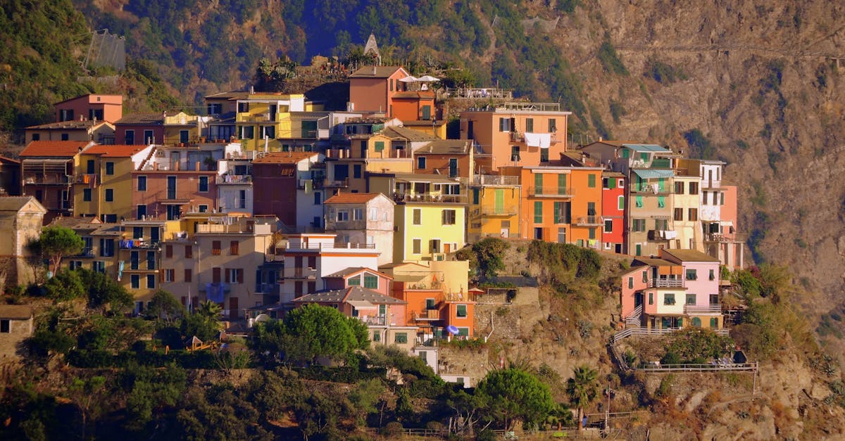 découvrez les cinque terre, un ensemble de villages pittoresques nichés sur la côte ligure en italie. explorez des paysages à couper le souffle, des sentiers de randonnée spectaculaires et une délicieuse cuisine locale. plongez dans l'authenticité de cette région classée au patrimoine mondial de l'unesco.