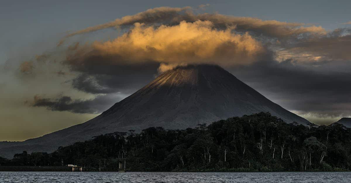 découvrez le costa rica, une destination de voyage exceptionnelle alliant plages paradisiaques, forêts tropicales luxuriantes et une biodiversité unique. explorez des volcans majestueux, détendez-vous dans des sources chaudes et rencontrez la faune locale dans ce véritable coin de paradis d'amérique centrale.