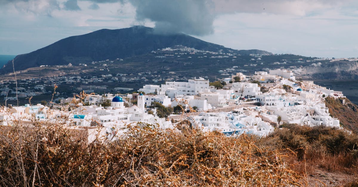 découvrez les cyclades, un archipel enchanteur de la mer égée, célèbre pour ses paysages à couper le souffle, ses plages de sable blanc et ses villages pittoresques aux maisons blanches. parfait pour des vacances inoubliables alliant culture, gastronomie et détente.