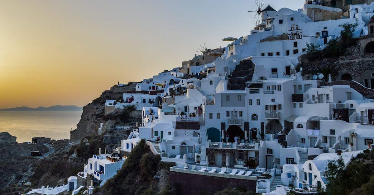 découvrez les cyclades, un archipel enchanteur de la mer égée, célèbre pour ses paysages à couper le souffle, ses plages de sable fin et ses charmants villages bl blancs. plongez dans l'histoire riche, la culture vibrante et la délicieuse gastronomie de ces îles idylliques, où chaque destination offre une expérience unique et mémorable.