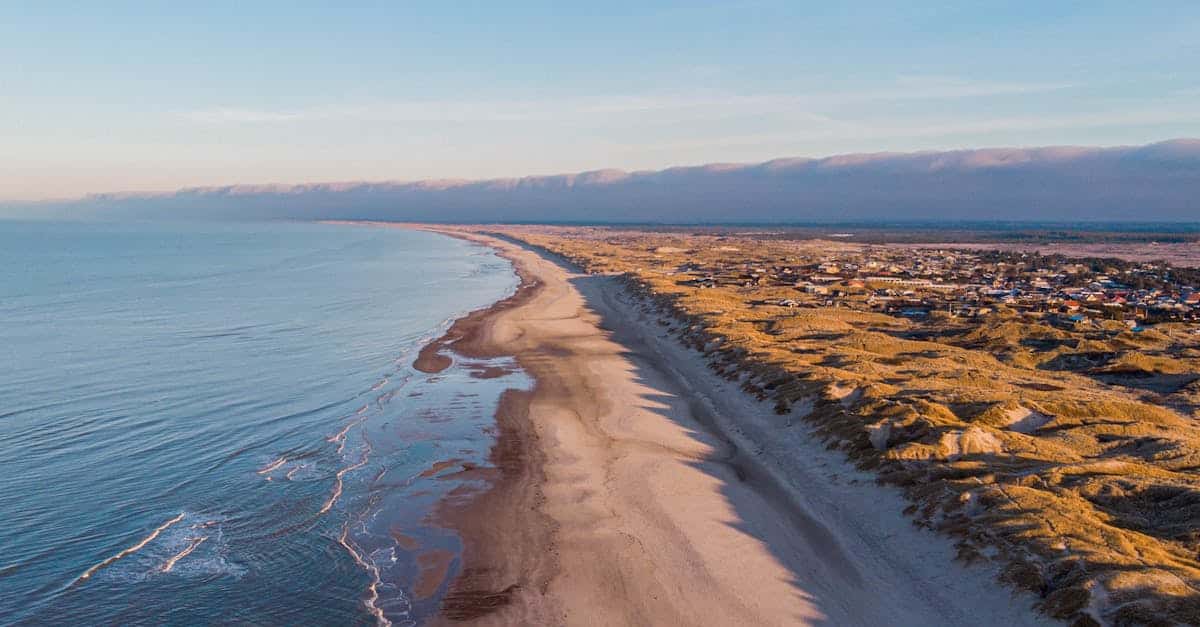 découvrez le danemark, un pays aux paysages enchanteurs, riche en histoire et en culture. explorez ses villes vibrantes comme copenhague, profitez de ses magnifiques côtes, et plongez dans la tradition danoise, entre hygge et gastronomie raffinée.