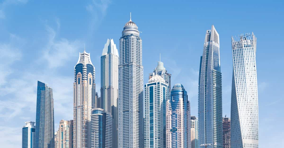découvrez dubaï, la ville emblématique des émirats arabes unis, alliant modernité et traditions. explorez ses gratte-ciels vertigineux, ses centres commerciaux luxueux et ses plages ensoleillées tout en plongeant dans la culture arabe fascinante.