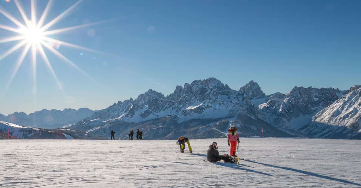 découvrez les plaisirs du ski en famille avec nos conseils et astuces pour des vacances inoubliables dans les stations de ski. apprenez à skier ensemble et créez des souvenirs mémorables sur les pistes enneigées.