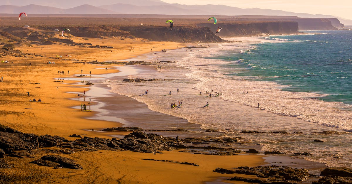 découvrez fuerteventura, une île enchanteresse des canaries, réputée pour ses plages de sable doré, ses paysages volcaniques impressionnants et son climat ensoleillé toute l'année. parfait pour les amateurs de sports nautiques, de randonnées et de détente au bord de l'eau.