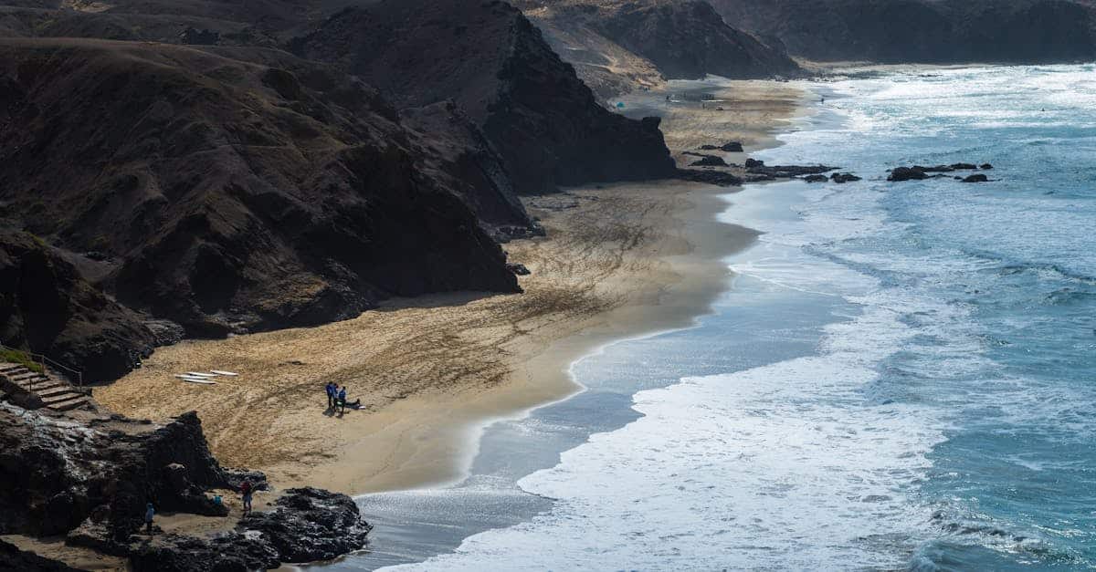 découvrez fuerteventura, une île paradisiaque des canaries, célèbre pour ses plages de sable doré, ses paysages volcaniques époustouflants et ses activités nautiques variées. parfait pour les amateurs de soleil et d'aventure, fuerteventura vous invite à explorer ses trésors naturels et à profiter d'une expérience inoubliable.
