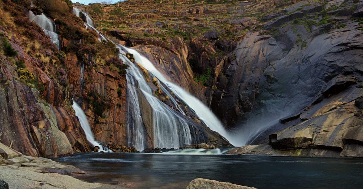 découvrez la galice, une région fascinante du nord-ouest de l'espagne, réputée pour ses paysages époustouflants, sa riche culture celtique, sa délicieuse gastronomie et son patrimoine historique. explorez ses plages sauvages, ses villes pittoresques comme saint-jacques-de-compostelle et laissez-vous séduire par l'hospitalité de ses habitants.
