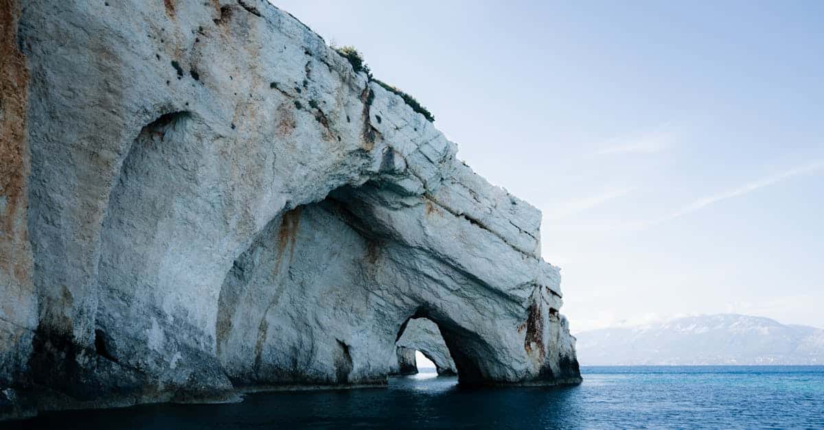 découvrez les îles grecques, un véritable paradis méditerranéen offrant des paysages à couper le souffle, des plages dorées, une riche histoire et une délicieuse cuisine. partez à l'aventure et explorez ces joyaux de la mer égée, entre calme et vitalité, culture et détente.