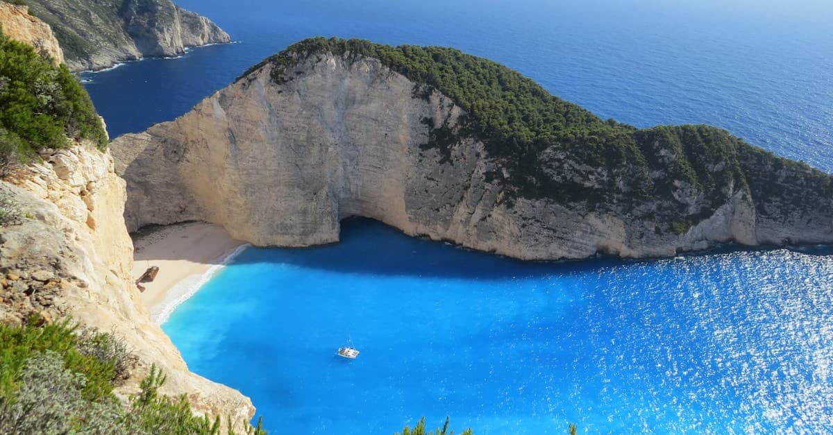 découvrez les îles grecques, un véritable paradis méditerranéen riche en histoire, culture et paysages à couper le souffle. explorez des villages pittoresques, des plages idylliques et savourez une cuisine délicieuse dans ce joyau de la grèce.