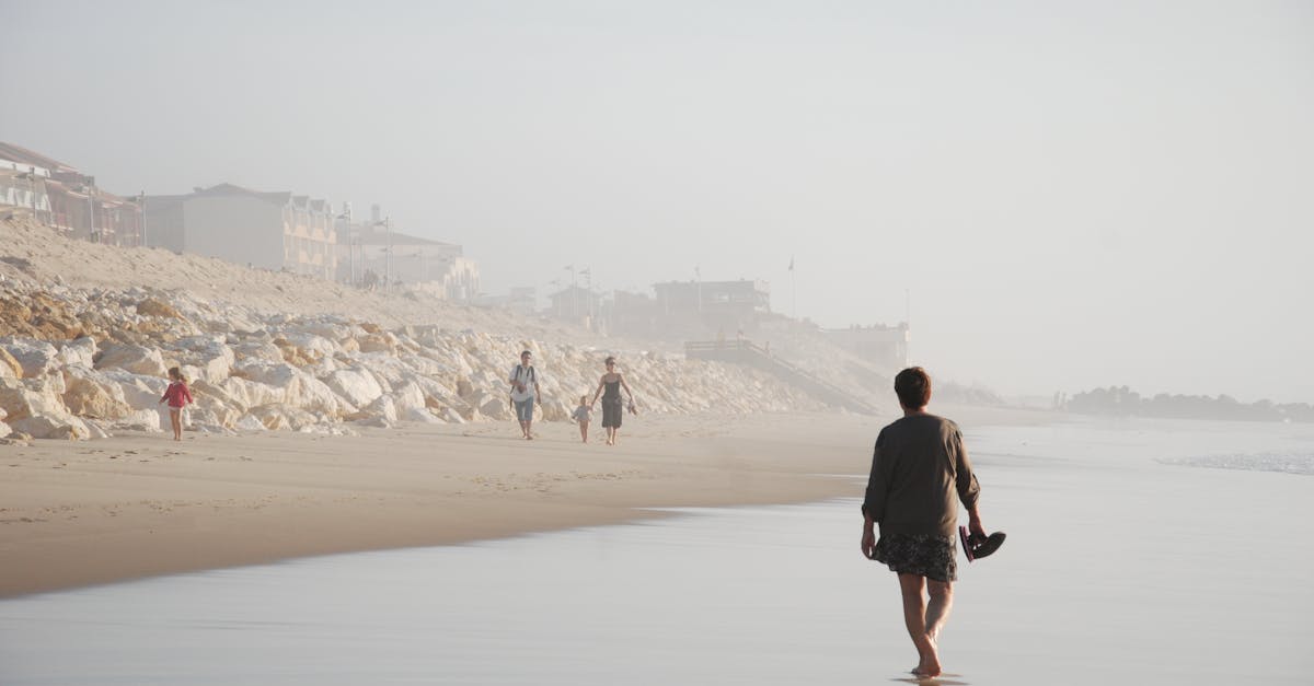 découvrez lacanau, une charmante station balnéaire sur la côte atlantique française, réputée pour ses plages de sable fin, ses vagues idéales pour le surf et son atmosphère conviviale. parfait pour les amoureux de la nature, les adeptes de sports nautiques et ceux en quête de détente, lacanau offre une multitude d'activités et de paysages à explorer.