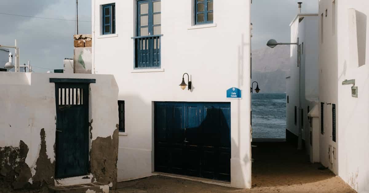 découvrez lanzarote, une île des canaries réputée pour ses paysages volcaniques époustouflants, ses plages de sable doré et son climat doux toute l'année. explorez ses attractions uniques, telles que le parc national de timanfaya et les œuvres de césar manrique, tout en profitant d'activités comme la randonnée, la plongée et la dégustation de vins locaux.