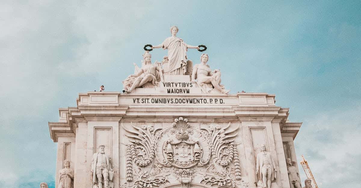 découvrez lisbonne, la capitale du portugal, célèbre pour ses collines pittoresques, son riche patrimoine culturel, sa gastronomie savoureuse et son ambiance chaleureuse. explorez ses quartiers historiques, ses monuments emblématiques et laissez-vous séduire par la beauté de cette ville envoûtante.