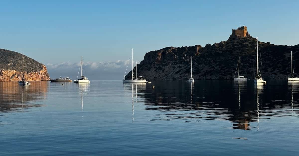 découvrez menorca, une île méditerranéenne aux paysages enchanteurs, plages de rêve et patrimoine historique fascinant. parfaite pour des vacances entre nature et culture.