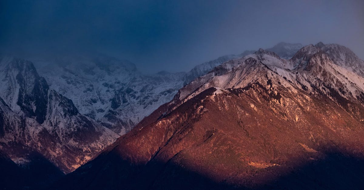 découvrez un havre de paix en pleine nature avec notre refuge de montagne. idéal pour les randonneurs et les amoureux de la montagne, cet endroit vous offre un cadre idyllique pour vous ressourcer, profiter de paysages époustouflants et vivre des aventures inoubliables.