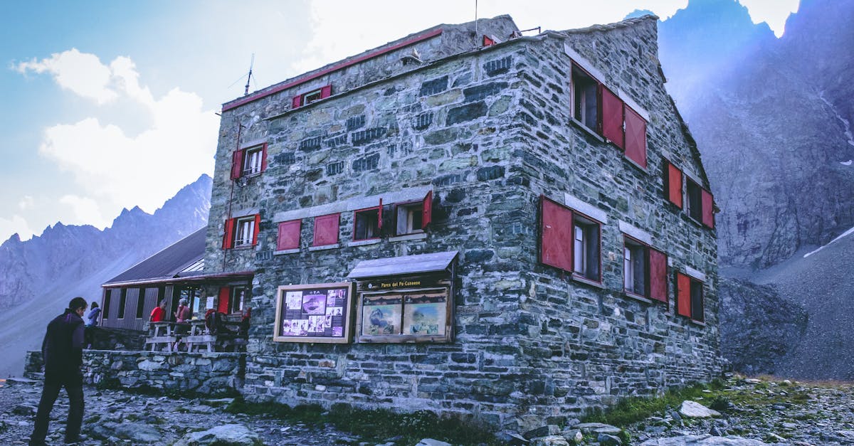 découvrez un refuge de montagne idyllique où la nature sauvage et le confort se rencontrent. profitez d'une escapade paisible, de panoramas à couper le souffle et d'activités en plein air. votre aventure alpine commence ici.