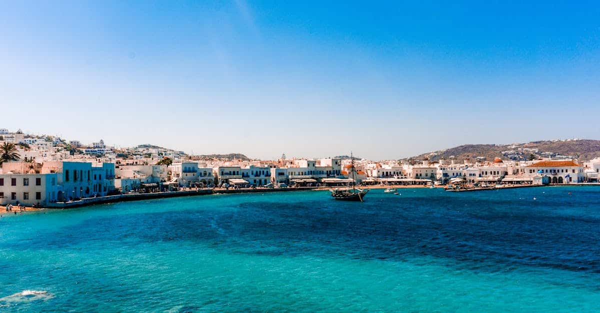 découvrez mykonos, l'île des cyclades en grèce, réputée pour ses plages ensoleillées, sa vie nocturne animée et ses charmants villages blancs. explorez des paysages à couper le souffle, savourez la cuisine locale et plongez dans une atmosphère festive tout au long de l'année.