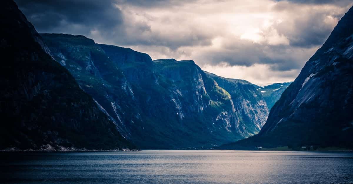 découvrez la beauté époustouflante de la norvège, un pays aux paysages spectaculaires, des fjords majestueux aux aurores boréales fascinantes. explorez sa riche culture, ses villes vibrantes et ses activités de plein air inédites.