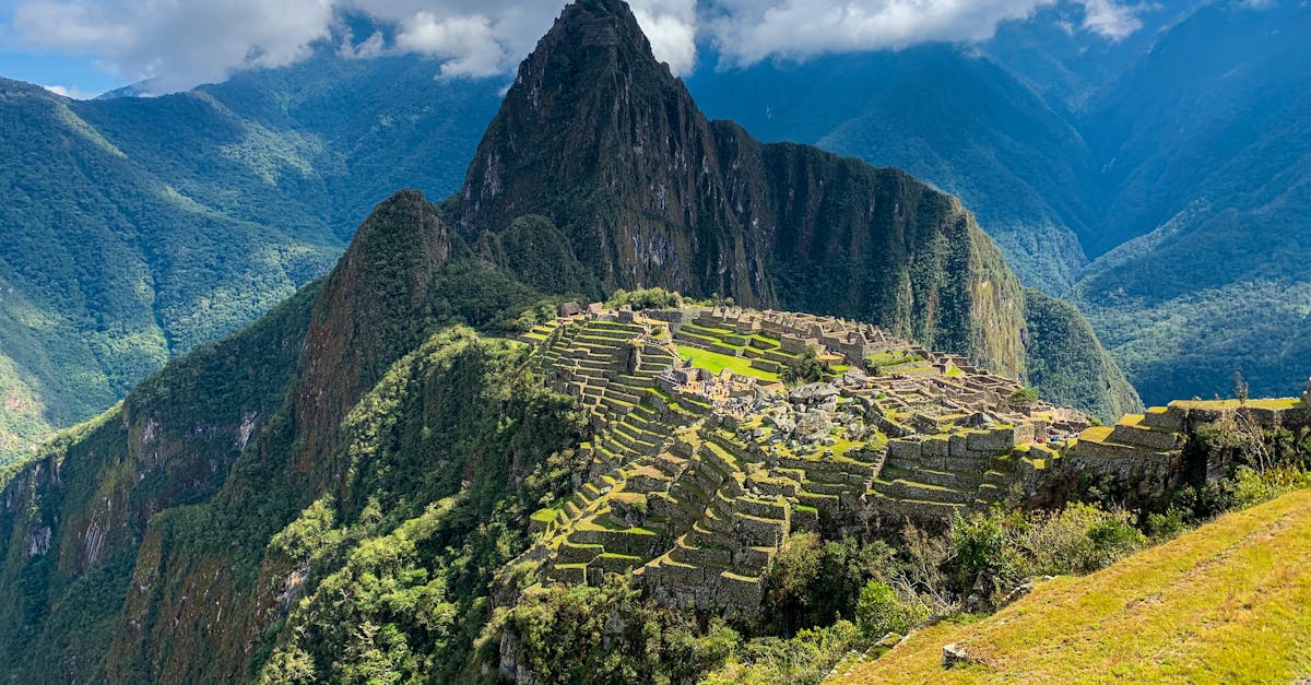 découvrez le pérou, un pays riche en culture, histoire et paysages époustouflants. explorez les anciens sites incas tels que machu picchu, les merveilles naturelles de l'amazonie et la diversité gastronomique de lima. un voyage inoubliable vous attend!
