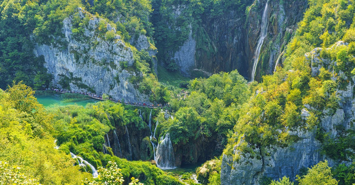 découvrez les merveilles des lacs de plitvice, un parc national classé au patrimoine mondial de l'unesco, où la nature s'épanouit à travers des cascades époustouflantes, des sentiers pittoresques et une faune riche. vivez une expérience inoubliable au cœur de cette beauté naturelle.