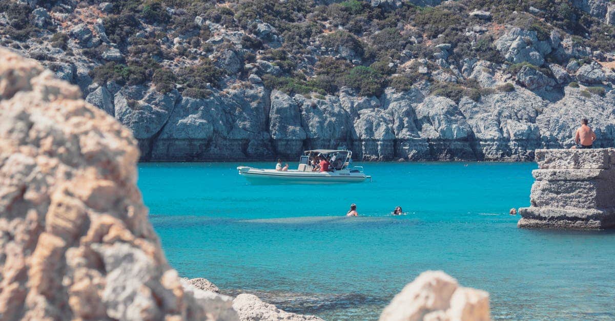 découvrez rhodes, une île idyllique de la grèce célèbre pour ses plages dorées, ses sites historiques fascinants et sa culture vibrante. partez à l'aventure et laissez-vous séduire par la beauté de cette destination méditerranéenne unique.