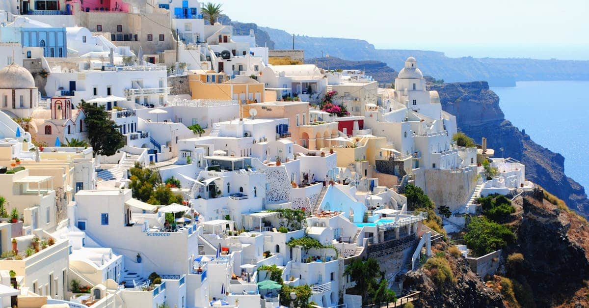 découvrez santorin, l'île grecque emblématique avec ses maisons blanches aux dômes bleus, ses couchers de soleil à couper le souffle et ses plages de sable volcanique. plongez dans l'histoire fascinante, savourez la cuisine méditerranéenne et explorez les ruelles pittoresques de cette destination idyllique.