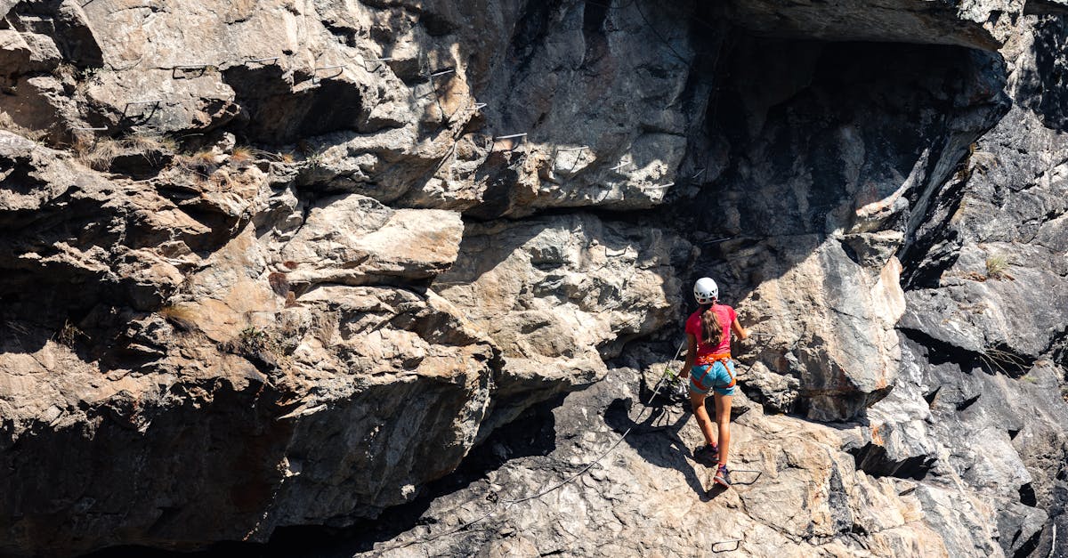découvrez l'excitation de la via ferrata, une aventure en pleine nature alliant escalade et randonnée. parcourez des itinéraires sécurisés, admirez des panoramas époustouflants et vivez des sensations fortes tout en étant encadré par des professionnels. parfait pour les amateurs de sensations et de paysages à couper le souffle !