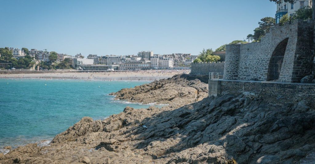 découvrez dinard, la perle de la côte d’émeraude en bretagne, célèbre pour ses plages de sable fin, son architecture belle époque et ses sentiers côtiers pittoresques. explorez ses charmants marchés, ses restaurants raffinés et profitez des activités nautiques et culturelles que cette destination balnéaire a à offrir.