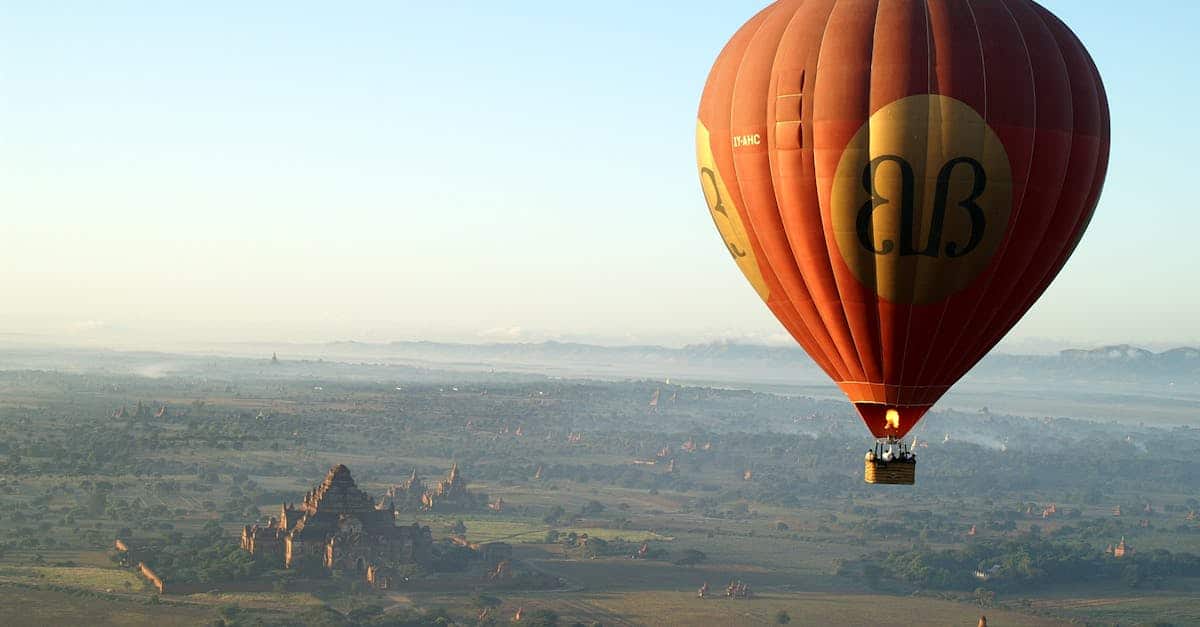 découvrez bagan, la magnifique plaine du myanmar, où des milliers de temples anciens se dressent majestueusement sous le ciel bleu. une immersion dans l'histoire, la culture et des paysages époustouflants vous attendent dans ce site classé au patrimoine mondial de l'unesco.
