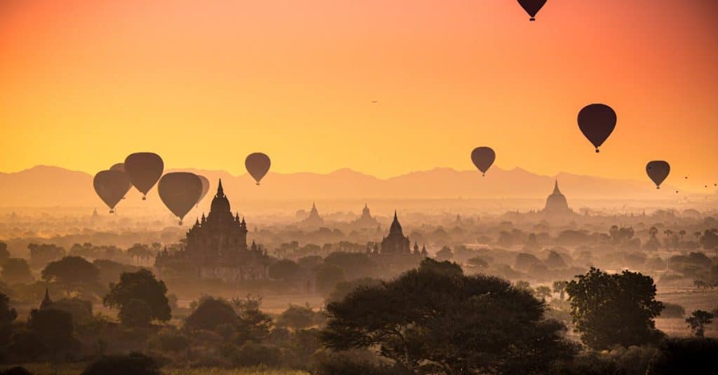 découvrez bagan, un site archéologique fascinant en birmanie, connu pour ses milliers de temples anciens éparpillés dans un paysage pittoresque. explorez l'histoire riche, admirez les lever et coucher de soleil spectaculaires sur les pagodes et vivez une expérience inoubliable au cœur de la culture birmane.