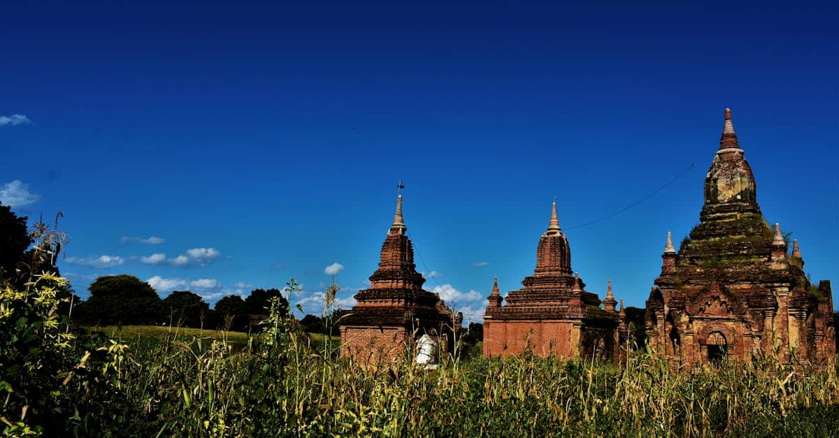 découvrez bagan, la majestueuse plaine des temples en birmanie, où l'histoire ancienne rencontre la beauté naturelle. explorez des centaines de pagodes témoignant d'un riche patrimoine culturel tout en profitant des paysages à couper le souffle du lever au coucher du soleil.