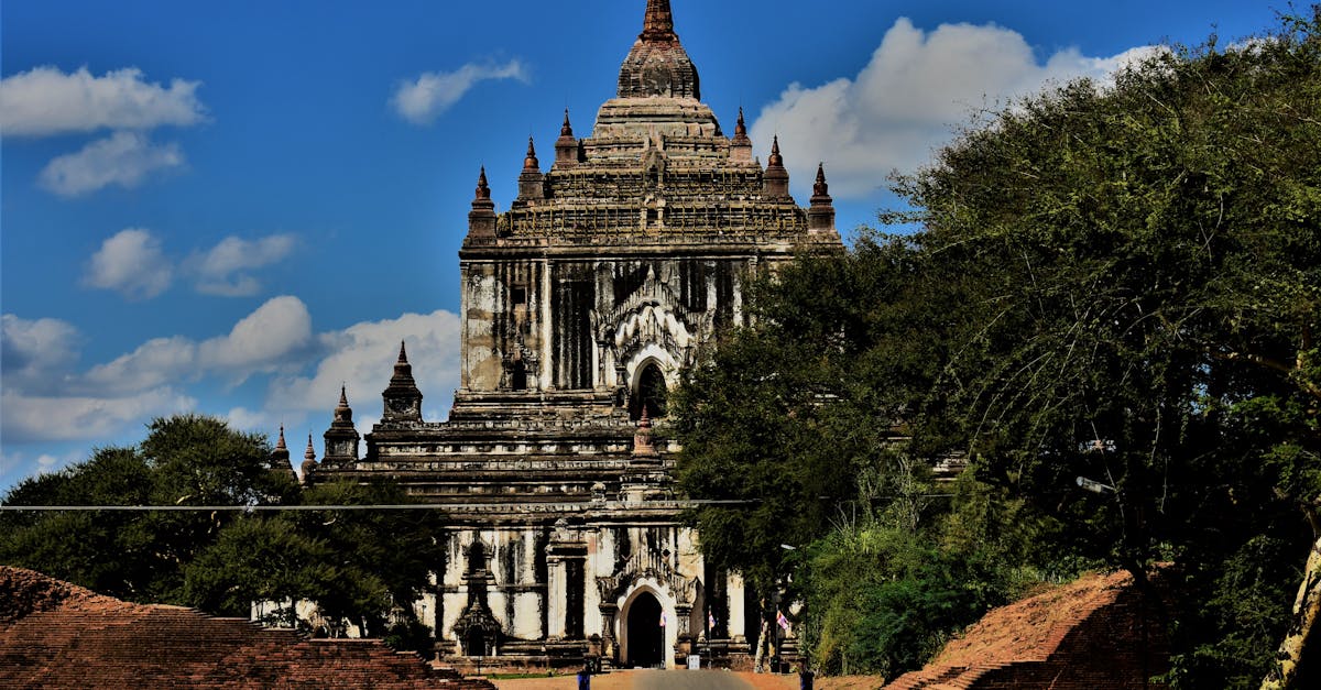 découvrez bagan, la magnifique plaine de temples en birmanie, où l'histoire et la spiritualité se rencontrent à travers des milliers de structures anciennes. explorez ce site classé au patrimoine mondial de l'unesco et plongez dans la culture birmane grâce à des paysages à couper le souffle et des couchers de soleil inoubliables.