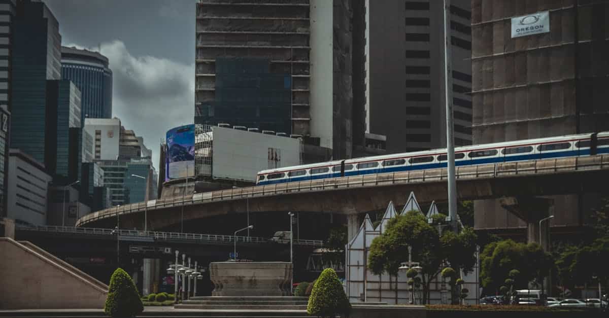 découvrez bangkok, la dynamique capitale de la thaïlande, où tradition et modernité se rencontrent. explorez ses temples majestueux, savourez une cuisine de rue délicieuse et plongez dans la vie nocturne animée de cette métropole fascinante.